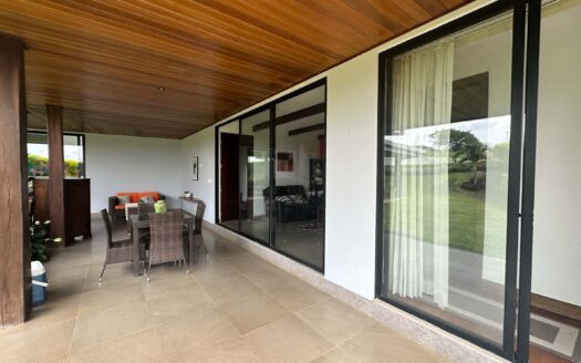 Alquiler de amplia Casa y apartamento $ 4000 en Condominio privado en La Guácima.COD:131471