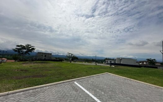 Alquiler de amplia Casa y apartamento $ 4000 en Condominio privado en La Guácima.COD:131471