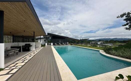 Alquiler de amplia Casa y apartamento $ 4000 en Condominio privado en La Guácima.COD:131471