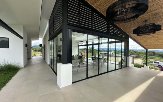 Alquiler de amplia Casa y apartamento $ 4000 en Condominio privado en La Guácima.COD:131471