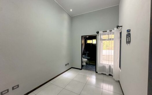 Hermosa Casa de una sola planta en venta de 160 mts2 de contrucción y 330mts2 de terreno a solo 5 minutos del centro de San Ramon de Alajuela.COD:132401