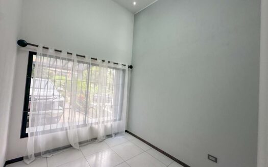 Hermosa Casa de una sola planta en venta de 160 mts2 de contrucción y 330mts2 de terreno a solo 5 minutos del centro de San Ramon de Alajuela.COD:132401