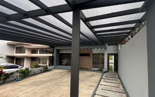 Hermosa Casa de una sola planta en venta de 160 mts2 de contrucción y 330mts2 de terreno a solo 5 minutos del centro de San Ramon de Alajuela.COD:132401