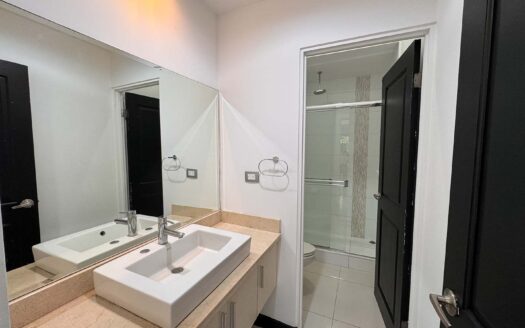 🏡 Casa en Venta en Santa Ana, Esquinera en Condominio con Acabados de Lujo. Cod. 132314