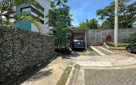 OPORTUNIDAD Casa en Venta de 139 metros de construccion y 163 de terrreno en Turrúcares en condominio privado.COD:131803