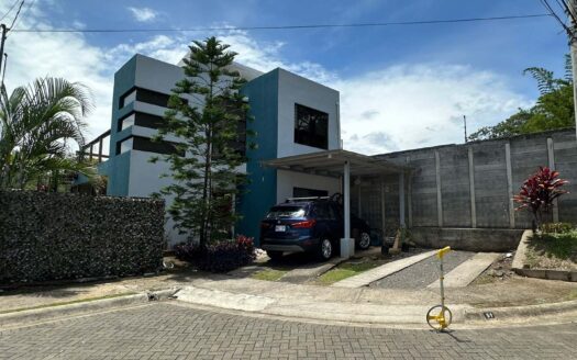 OPORTUNIDAD Casa en Venta de 139 metros de construccion y 163 de terrreno en Turrúcares en condominio privado.COD:131803