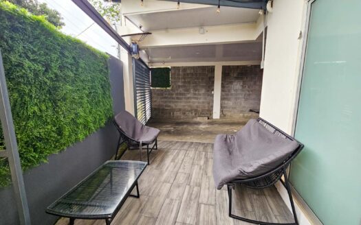 Venta de casa de 2 niveles (2 hab. en primer nivel). Ubicada en Residencial en la Ribera de Belén. (5 hab, 4 baños, 2 parqueos) Cod. 134424