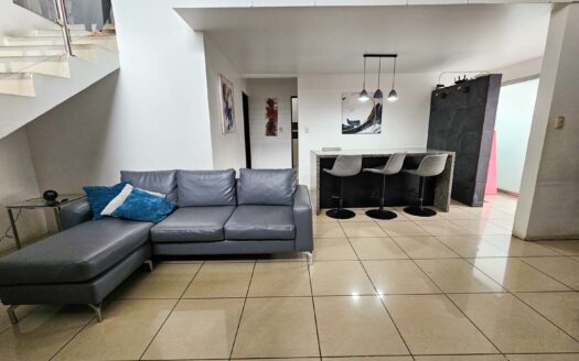 Venta de casa de 2 niveles (2 hab. en primer nivel). Ubicada en Residencial en la Ribera de Belén. (5 hab, 4 baños, 2 parqueos) Cod. 134424