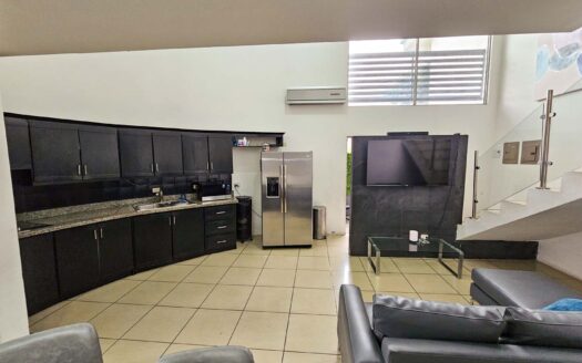 Venta de casa de 2 niveles (2 hab. en primer nivel). Ubicada en Residencial en la Ribera de Belén. (5 hab, 4 baños, 2 parqueos) Cod. 134424