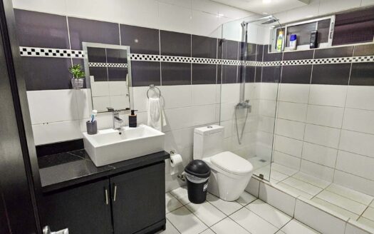 Venta de casa de 2 niveles (2 hab. en primer nivel). Ubicada en Residencial en la Ribera de Belén. (5 hab, 4 baños, 2 parqueos) Cod. 134424