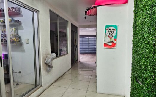 Venta de casa de 2 niveles (2 hab. en primer nivel). Ubicada en Residencial en la Ribera de Belén. (5 hab, 4 baños, 2 parqueos) Cod. 134424