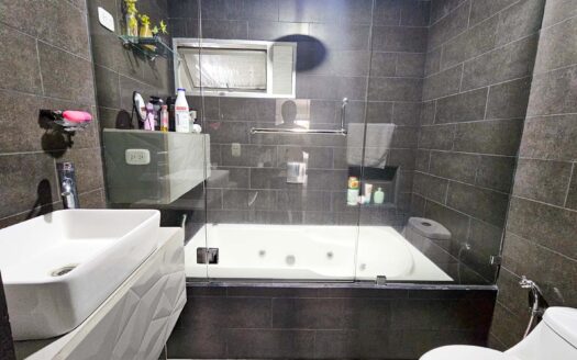 Venta de casa de 2 niveles (2 hab. en primer nivel). Ubicada en Residencial en la Ribera de Belén. (5 hab, 4 baños, 2 parqueos) Cod. 134424