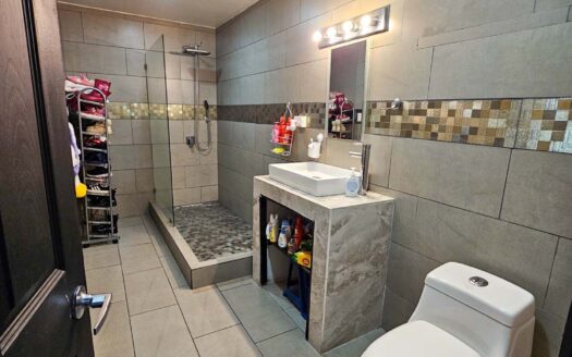 Venta de casa de 2 niveles (2 hab. en primer nivel). Ubicada en Residencial en la Ribera de Belén. (5 hab, 4 baños, 2 parqueos) Cod. 134424