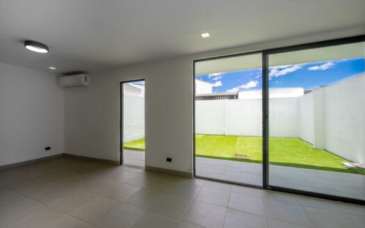 Casa Para Estrenar en Venta en El Coyol, Alajuela, en Condominio con Piscinas y Amenidades. COD. 132672
