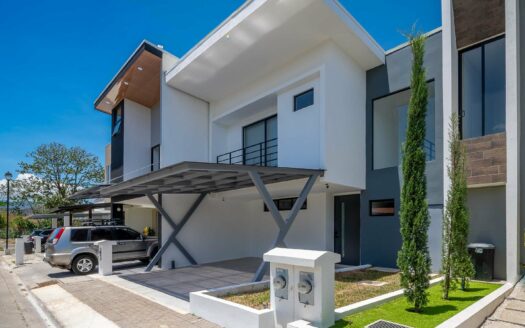 Casa Para Estrenar en Venta en El Coyol, Alajuela, en Condominio con Piscinas y Amenidades. COD. 132672
