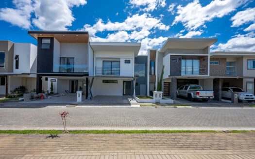 Casa Para Estrenar en Venta en El Coyol, Alajuela, en Condominio con Piscinas y Amenidades. COD. 132672