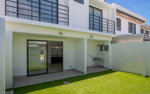 Casa Para Estrenar en Venta en El Coyol, Alajuela, en Condominio con Piscinas y Amenidades. COD. 132672