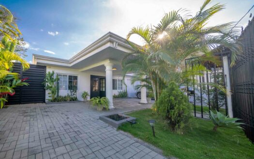 Venta de Casa de 1 planta (Lote: 507 m2.) Ubicada en Ciudad Cariari. 3 hab – 2 baños – 3 parqueos. Cod. 133378