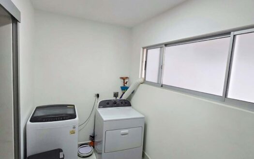 Venta de casa de 2 niveles en Condominio Naos (3 hab – 2.5 baños – 2 parqueos) (Constr.: 195 m2 / LOTE: 124 m2) Ubicado en San Joaquín. Cod. 134408