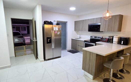 Venta de casa de 2 niveles en Condominio Naos (3 hab – 2.5 baños – 2 parqueos) (Constr.: 195 m2 / LOTE: 124 m2) Ubicado en San Joaquín. Cod. 134408