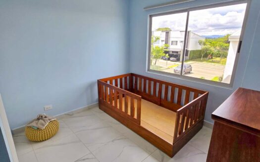 Venta de casa de 2 niveles en Condominio Naos (3 hab – 2.5 baños – 2 parqueos) (Constr.: 195 m2 / LOTE: 124 m2) Ubicado en San Joaquín. Cod. 134408