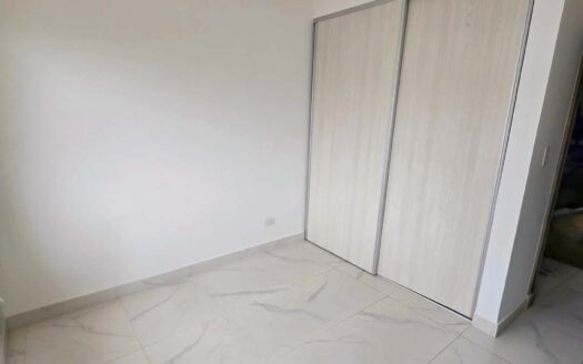 Venta de casa de 2 niveles en Condominio Naos (3 hab – 2.5 baños – 2 parqueos) (Constr.: 195 m2 / LOTE: 124 m2) Ubicado en San Joaquín. Cod. 134408