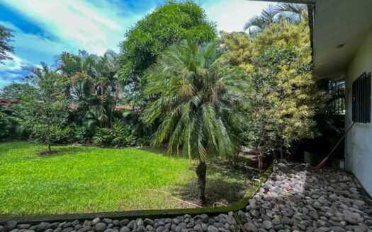 Casa de un nivel en venta en La Uruca con uso de suelo mixto, 780 m² de terreno, ideal para desarrollo o vivienda amplia COD#132756