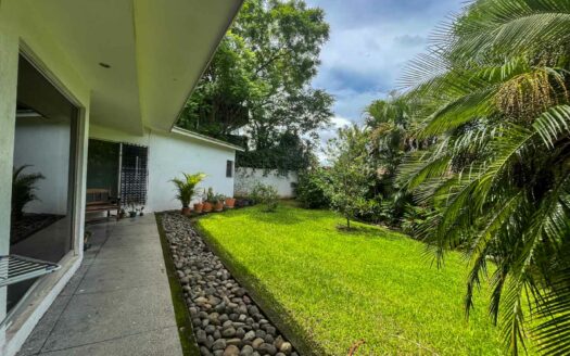 Casa de un nivel en venta en La Uruca con uso de suelo mixto, 780 m² de terreno, ideal para desarrollo o vivienda amplia COD#132756