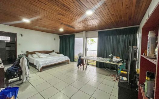 Casa de un nivel en venta en La Uruca con uso de suelo mixto, 780 m² de terreno, ideal para desarrollo o vivienda amplia COD#132756