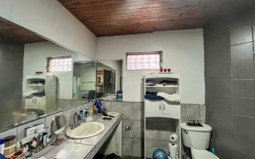 Casa de un nivel en venta en La Uruca con uso de suelo mixto, 780 m² de terreno, ideal para desarrollo o vivienda amplia COD#132756