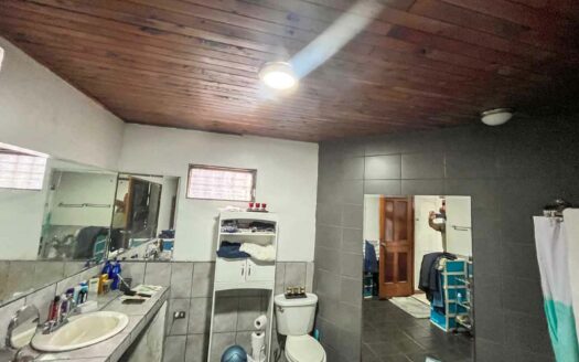 Casa de un nivel en venta en La Uruca con uso de suelo mixto, 780 m² de terreno, ideal para desarrollo o vivienda amplia COD#132756