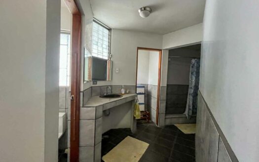 Casa de un nivel en venta en La Uruca con uso de suelo mixto, 780 m² de terreno, ideal para desarrollo o vivienda amplia COD#132756