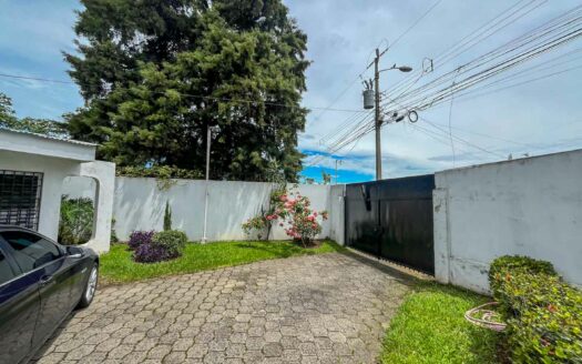 Casa de un nivel en venta en La Uruca con uso de suelo mixto, 780 m² de terreno, ideal para desarrollo o vivienda amplia COD#132756