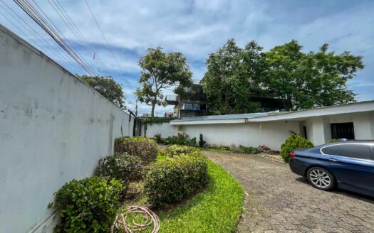 Casa de un nivel en venta en La Uruca con uso de suelo mixto, 780 m² de terreno, ideal para desarrollo o vivienda amplia COD#132756