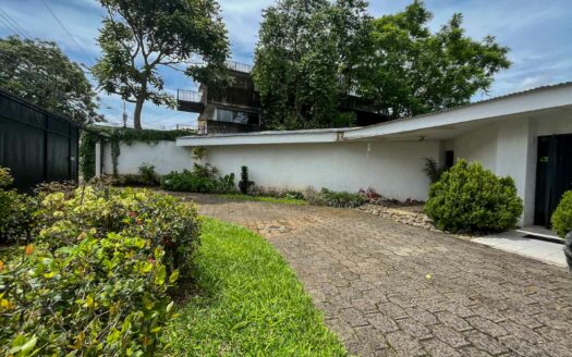 Casa de un nivel en venta en La Uruca con uso de suelo mixto, 780 m² de terreno, ideal para desarrollo o vivienda amplia COD#132756