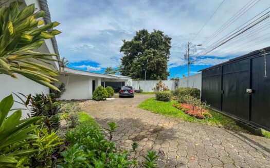 Casa de un nivel en venta en La Uruca con uso de suelo mixto, 780 m² de terreno, ideal para desarrollo o vivienda amplia COD#132756
