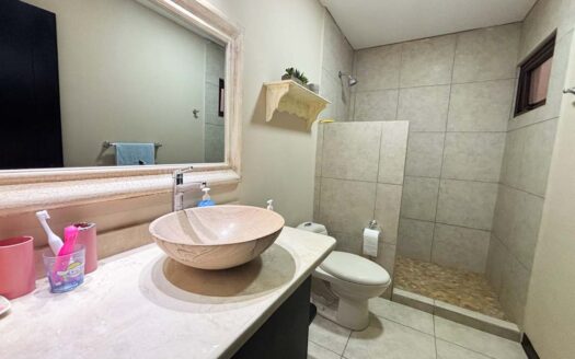 Se Alquila Casa en Condominio en Santo Tomás de Santo Domingo, Heredia, 227 M2 de Lote. Código 133346