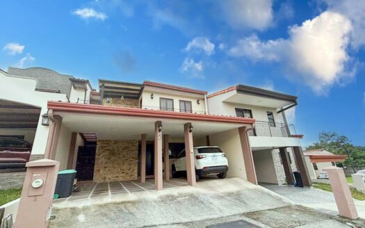 Se Alquila Casa en Condominio en Santo Tomás de Santo Domingo, Heredia, 227 M2 de Lote. Código 133346