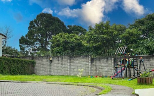 Se Alquila Casa en Condominio en Santo Tomás de Santo Domingo, Heredia, 227 M2 de Lote. Código 133346