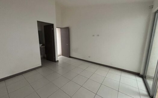 Venta de Hermosa Casa en Condominio en San Pablo de Heredia con Habitación Principal en Primer Nivel. Código 134220