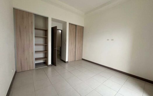 Venta de Hermosa Casa en Condominio en San Pablo de Heredia con Habitación Principal en Primer Nivel. Código 134220