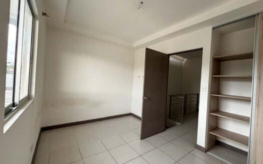 Venta de Hermosa Casa en Condominio en San Pablo de Heredia con Habitación Principal en Primer Nivel. Código 134220