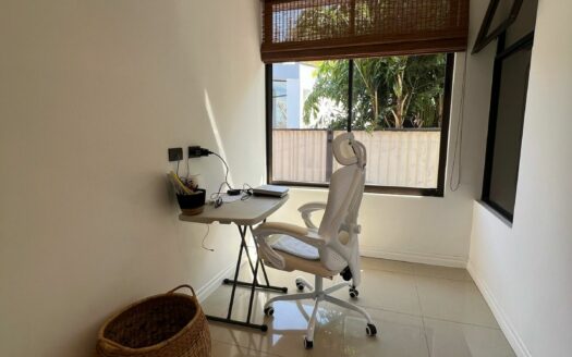 En Alquiler hermosa casa de dos plantas en residencial seguro y tranquilo en Bello Horizonte de Escazú con fácil acceso a al ruta 27. Cód 133752