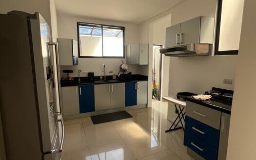 En Alquiler hermosa casa de dos plantas en residencial seguro y tranquilo en Bello Horizonte de Escazú con fácil acceso a al ruta 27. Cód 133752