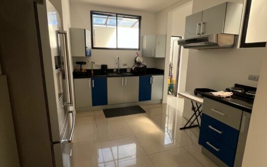 En Alquiler hermosa casa de dos plantas en residencial seguro y tranquilo en Bello Horizonte de Escazú con fácil acceso a al ruta 27. Cód 133752