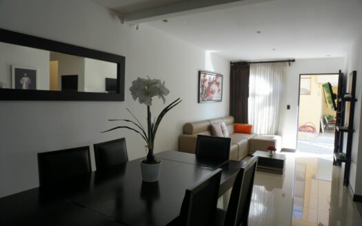 En Alquiler hermosa casa de dos plantas en residencial seguro y tranquilo en Bello Horizonte de Escazú con fácil acceso a al ruta 27. Cód 133752