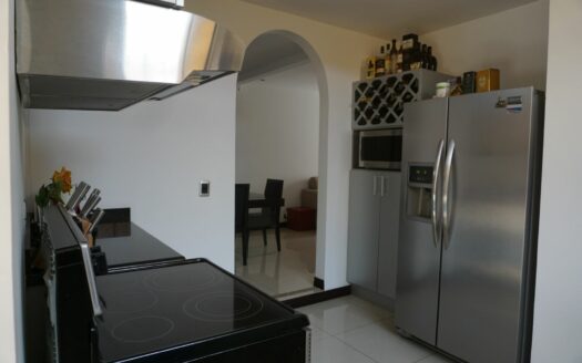 En Alquiler hermosa casa de dos plantas en residencial seguro y tranquilo en Bello Horizonte de Escazú con fácil acceso a al ruta 27. Cód 133752