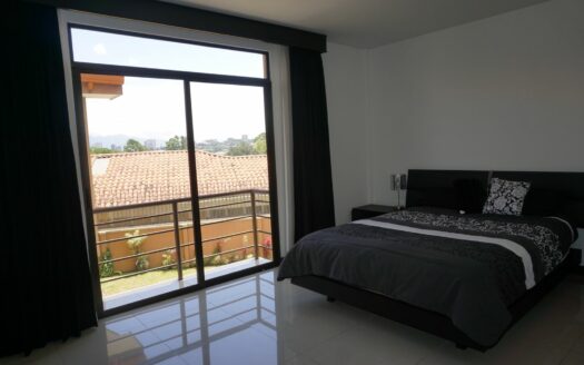 En Alquiler hermosa casa de dos plantas en residencial seguro y tranquilo en Bello Horizonte de Escazú con fácil acceso a al ruta 27. Cód 133752