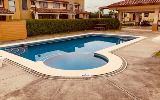 Se Alquila Casa en Condominio en Santo Tomás de Santo Domingo, Heredia, 227 M2 de Lote. Código 133346