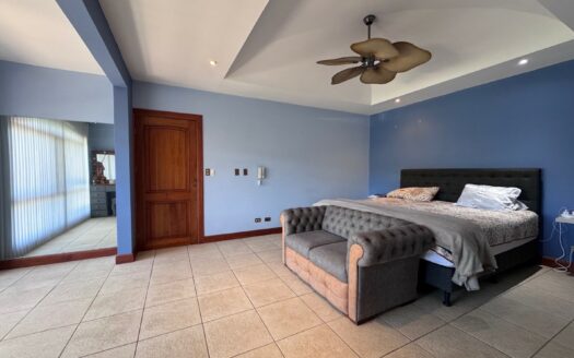 Curridabat: Espectacular Casa en Residencial Privado con 383 Metros de Terreno con 4 Habitaciones + Servicio. #135068